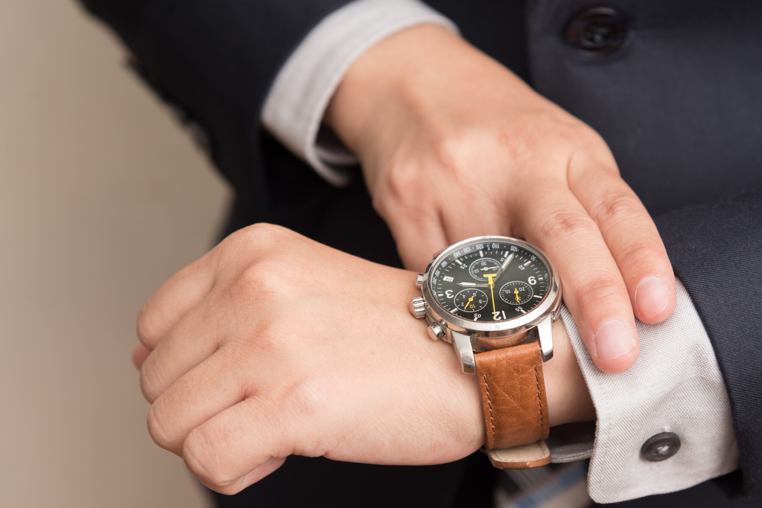 How Does Selling a Watch Online Differ from Selling It in a Store?